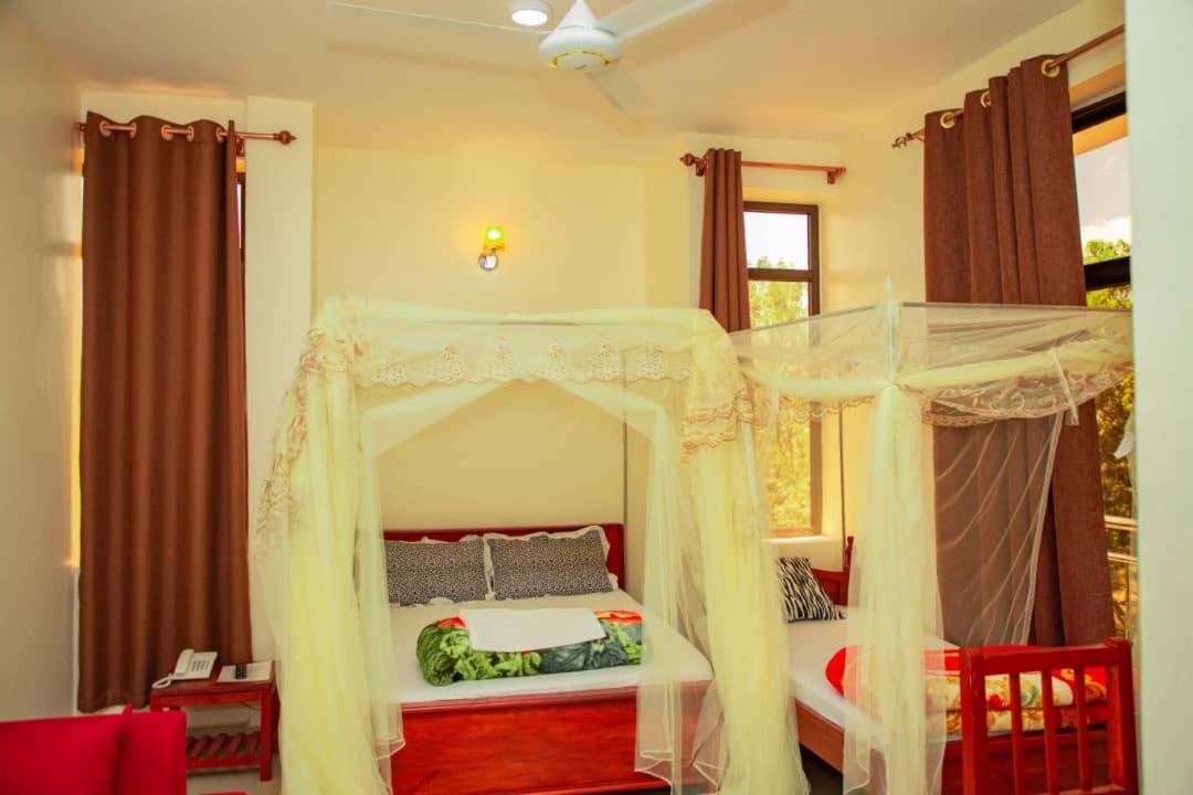 Africa Natural Tours - Kilimanjaro White House Hotel Моши Экстерьер фото