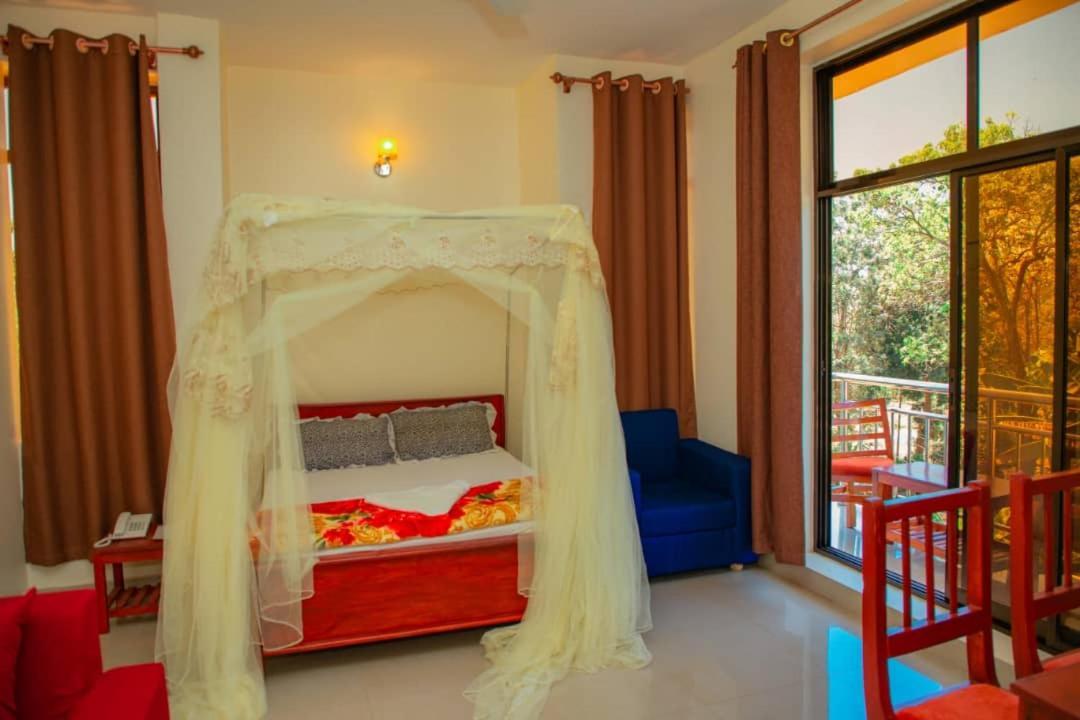 Africa Natural Tours - Kilimanjaro White House Hotel Моши Экстерьер фото